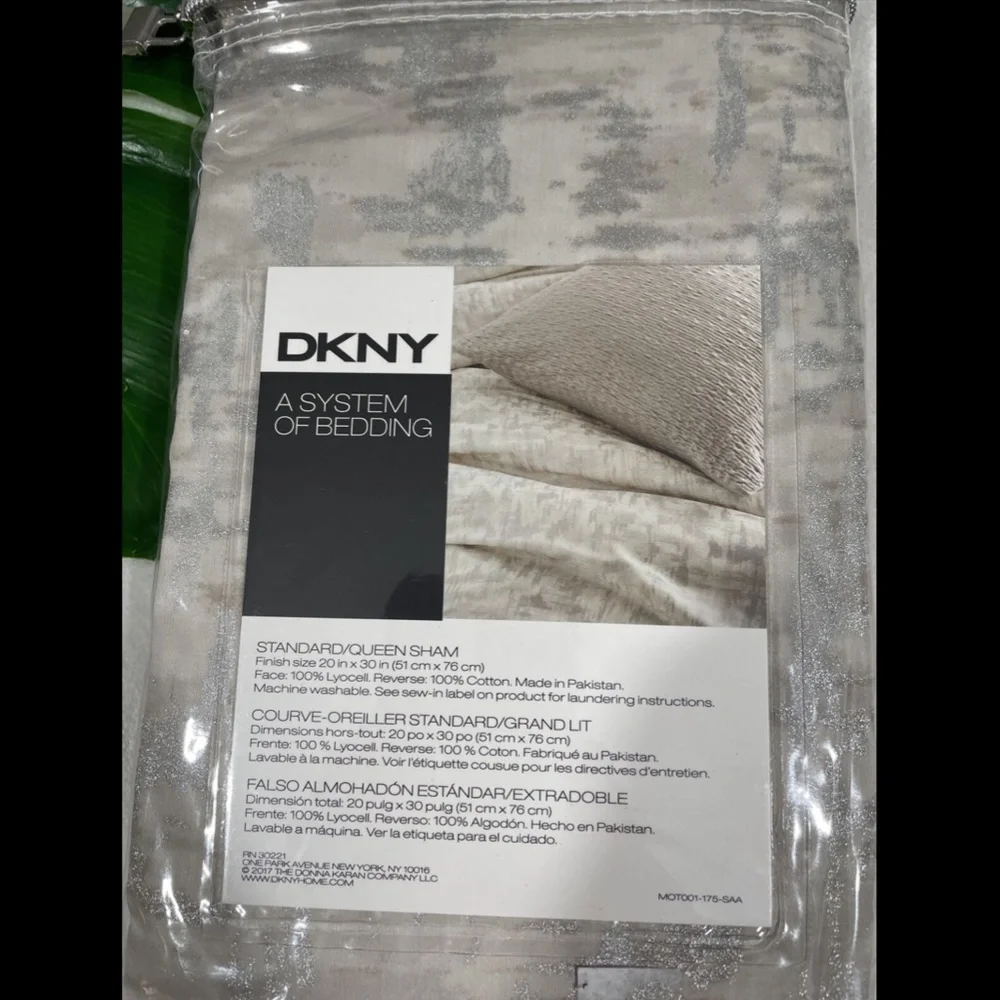 NIB $40 DKNY [ 1 ] Motion Standard / Queen Pillow Sham‎